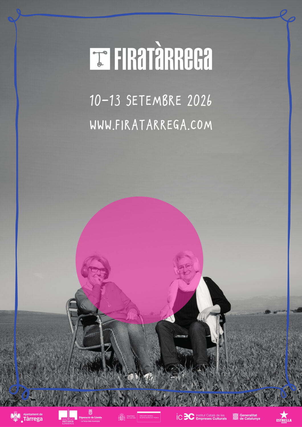 Fotografia en blanc i negre de dues dones grans assegudes a un camp a cadiretes de càmping i amb auriculars grans. Un cercle de color fucsia translúcid al centre de la imatge i el text Fira Tàrrega 10-13 de setembre 2026 www.firatarrega.com