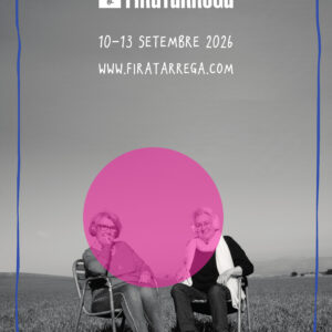 Fotografia en blanc i negre de dues dones grans assegudes a un camp a cadiretes de càmping i amb auriculars grans. Un cercle de color fucsia translúcid al centre de la imatge i el text Fira Tàrrega 10-13 de setembre 2026 www.firatarrega.com