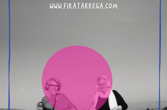 Fotografia en blanc i negre de dues dones grans assegudes a un camp a cadiretes de càmping i amb auriculars grans. Un cercle de color fucsia translúcid al centre de la imatge i el text Fira Tàrrega 10-13 de setembre 2026 www.firatarrega.com